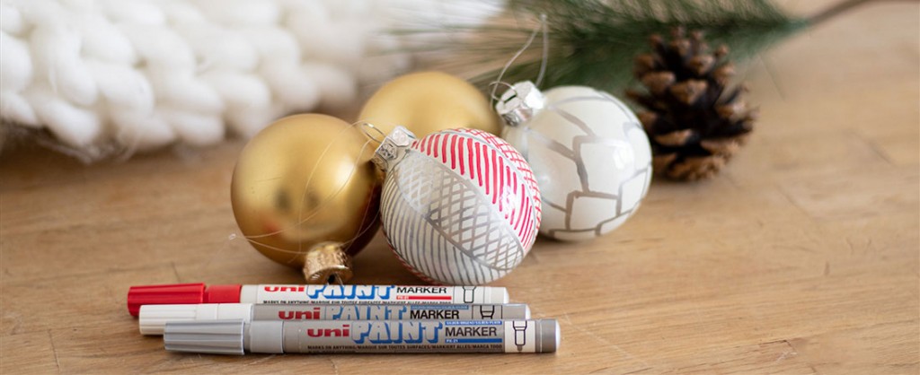 De jolies boules de Noël customisées aux Uni Paint Marker