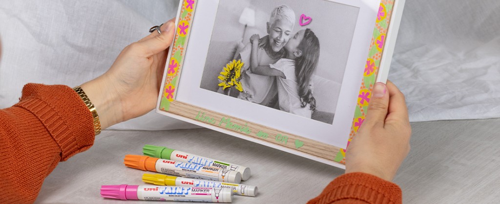 Décorer un cadre pour la fête des grands-mères avec les marqueurs Uni Paint