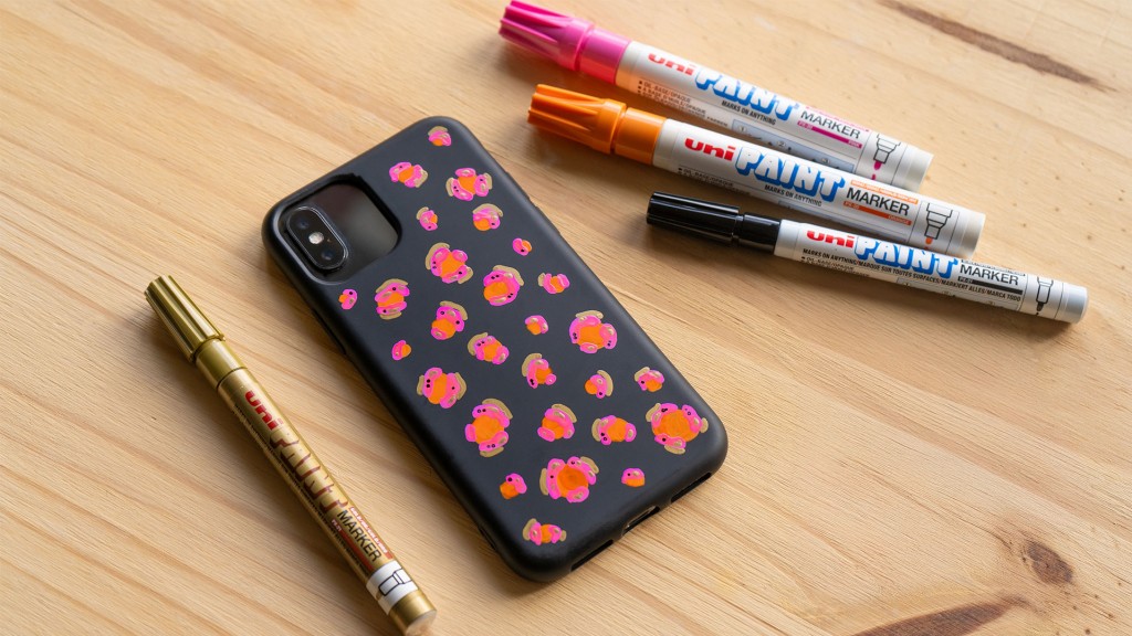 Personnalisez votre coque de téléphone avec les marqueurs Uni PAINT MARKER