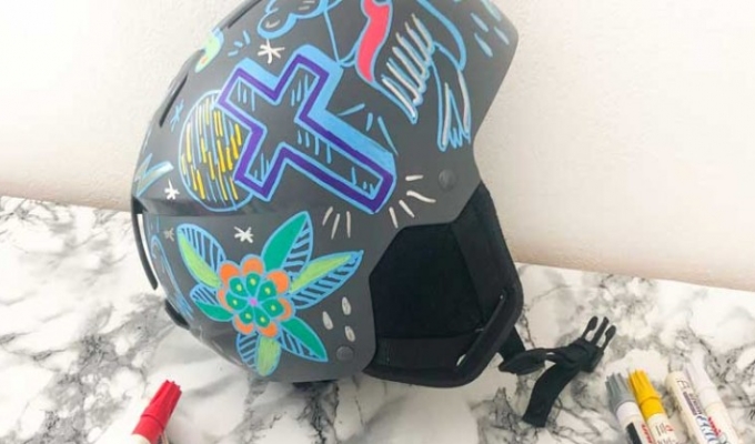 Customiser un casque de ski façon Old School aux marqueurs Uni Paint