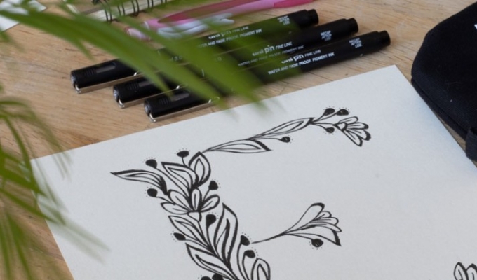 Réaliser un lettering floral avec nos feutres Uni Pin