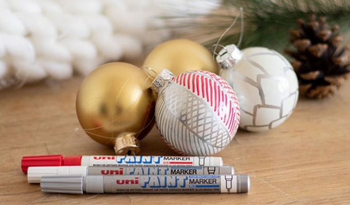 De jolies boules de Noël customisées aux Uni Paint Marker
