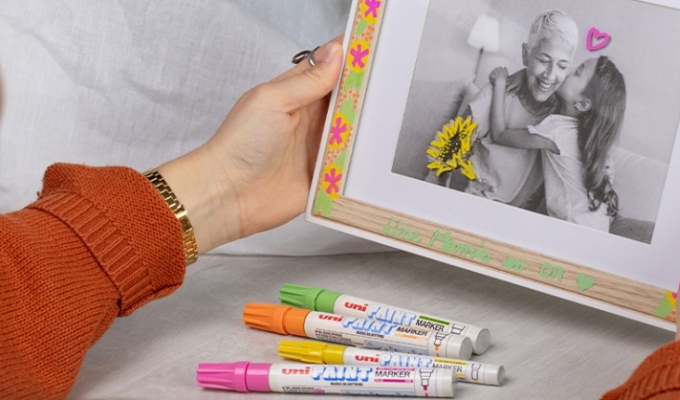Décorer un cadre pour la fête des grands-mères avec les marqueurs Uni Paint
