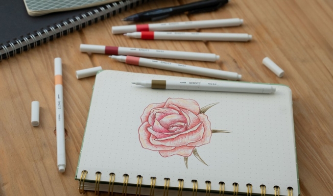 Dessinez une rose avec le porte-mines SHALAKU S et les feutres colorés EMOTT