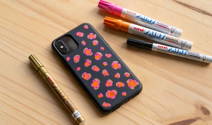 Personnalisez votre coque de téléphone avec les marqueurs Uni PAINT MARKER