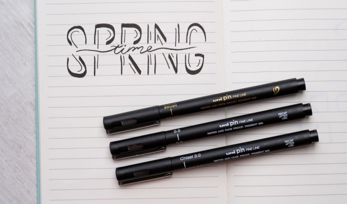 Créez un lettering avec les feutres Uni Pin