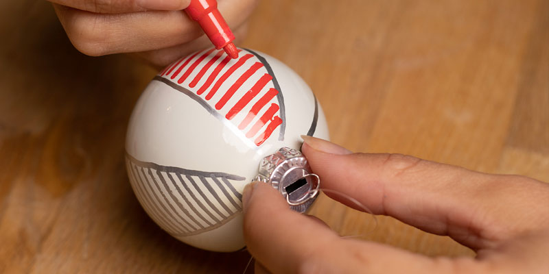 Mooie kerstballen customiseren met Uni Paint Marker UNIBALL